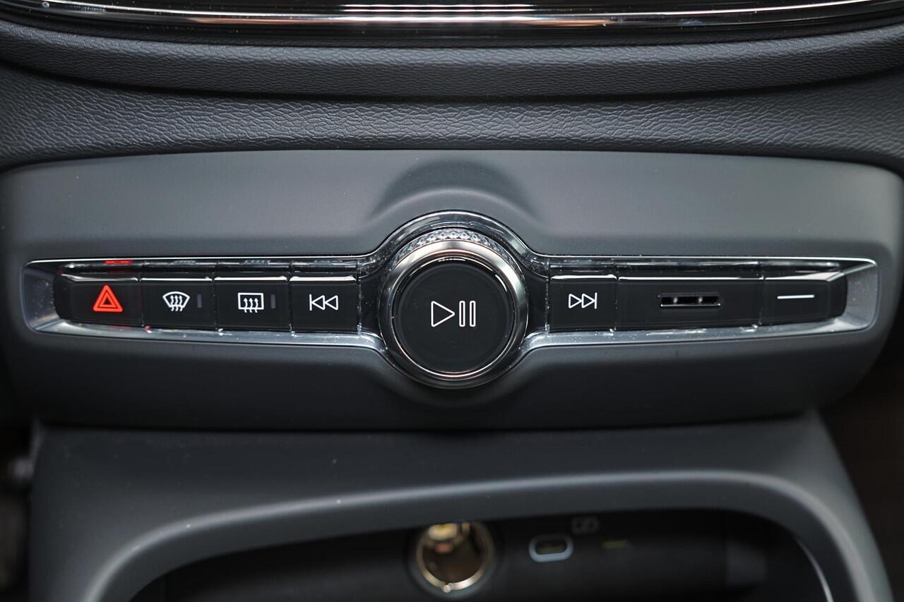 Volvo EC40 Performance Plus 82 kWh - Panoramadak - IntelliSafe Assist & Surround - 360º Camera - Verwarmde voorstoelen, stuur & achterbank - Parkeersensoren voor & achter - Elektr. bedienb. voorstoelen met geheugen links - Draadloze tel. lader - Warmtepomp - Extra g