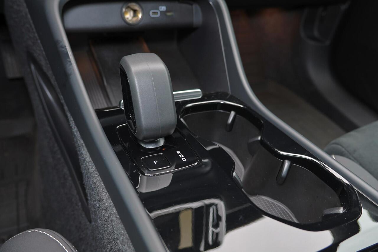 Volvo EC40 Performance Plus 82 kWh - Panoramadak - IntelliSafe Assist & Surround - 360º Camera - Verwarmde voorstoelen, stuur & achterbank - Parkeersensoren voor & achter - Elektr. bedienb. voorstoelen met geheugen links - Draadloze tel. lader - Warmtepomp - Extra g