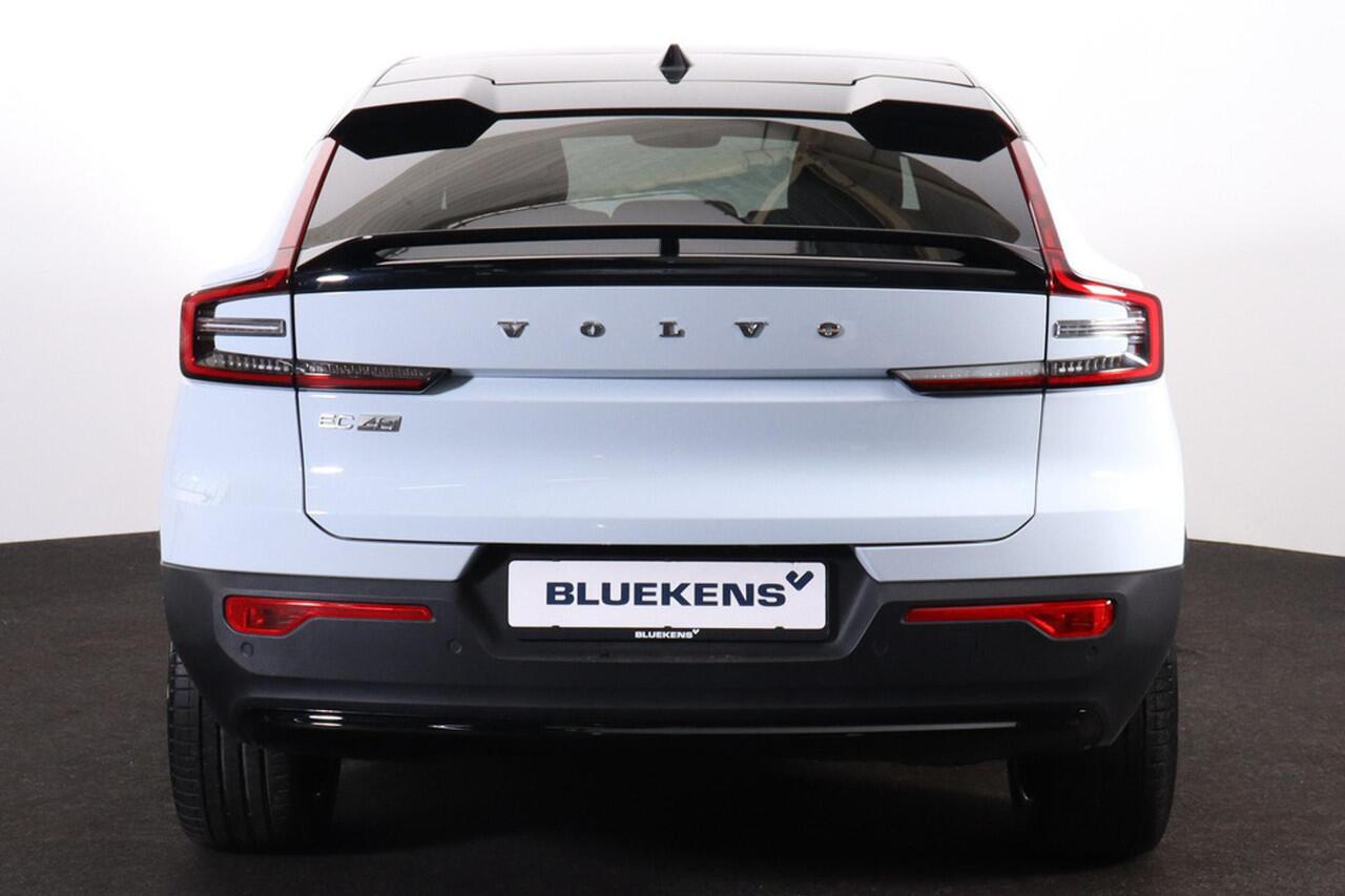 Volvo EC40 Performance Plus 82 kWh - Panoramadak - IntelliSafe Assist & Surround - 360º Camera - Verwarmde voorstoelen, stuur & achterbank - Parkeersensoren voor & achter - Elektr. bedienb. voorstoelen met geheugen links - Draadloze tel. lader - Warmtepomp - Extra g