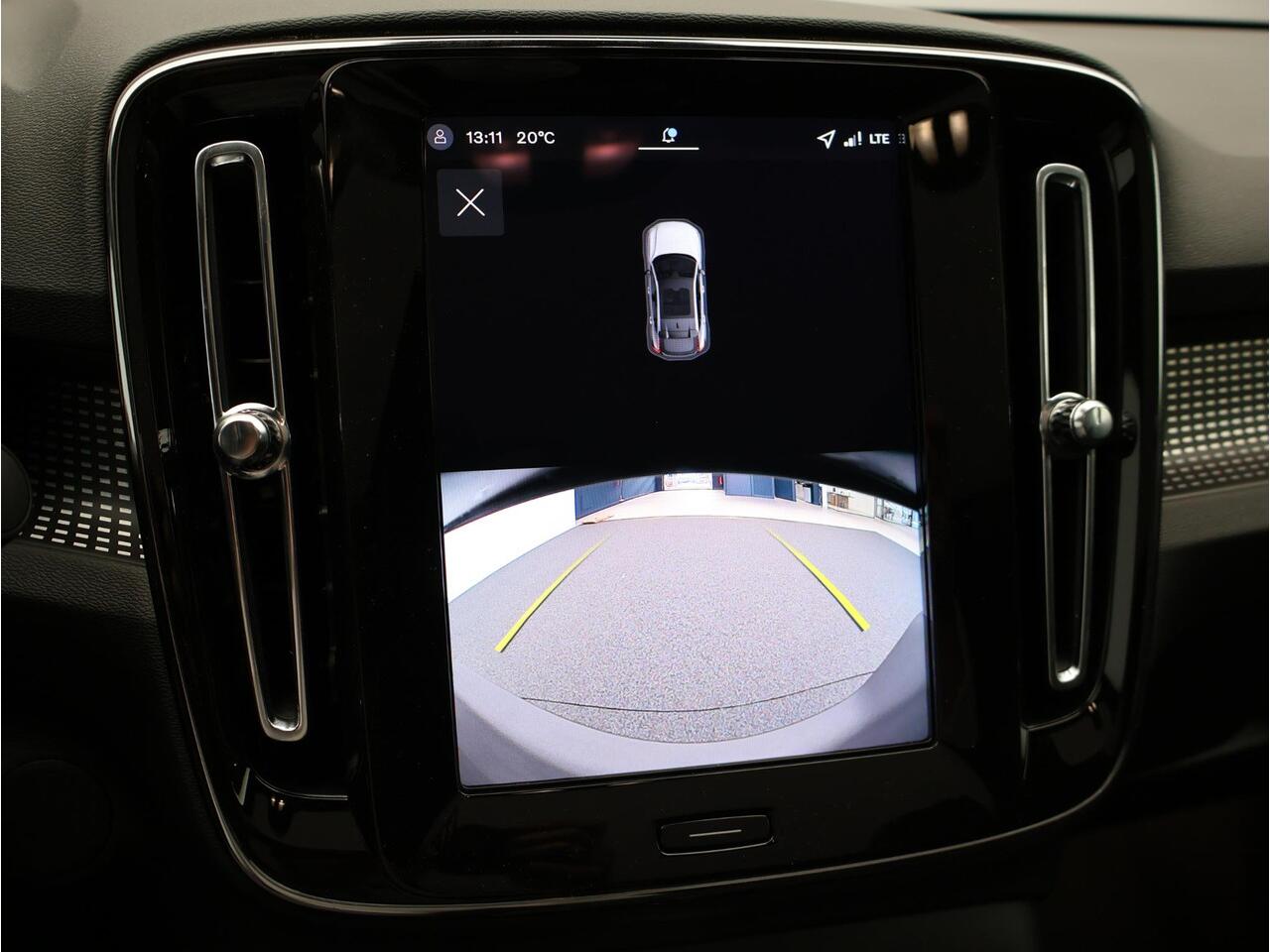 Volvo EC40 Single Motor Extended Range Plus 82 kWh / Stoel- + stuurwielverwarming / BLIS / Harman Kardon / Achteruitrijcamera / Nubuck