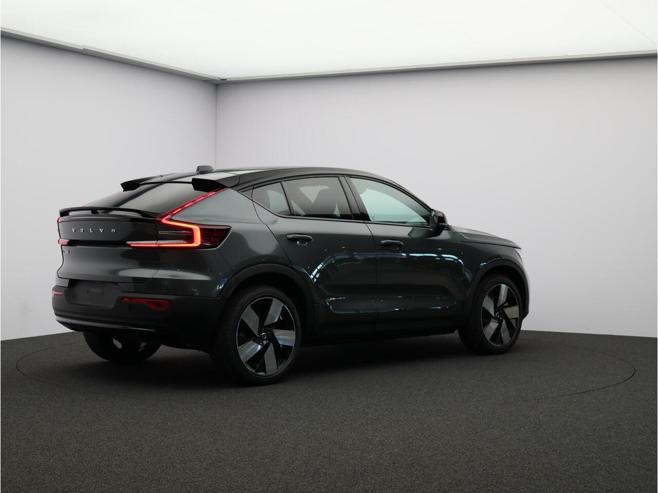 Volvo EC40 Single Motor Extended Range Plus 82 kWh / Stoel- + stuurwielverwarming / BLIS / Harman Kardon / Achteruitrijcamera / Nubuck