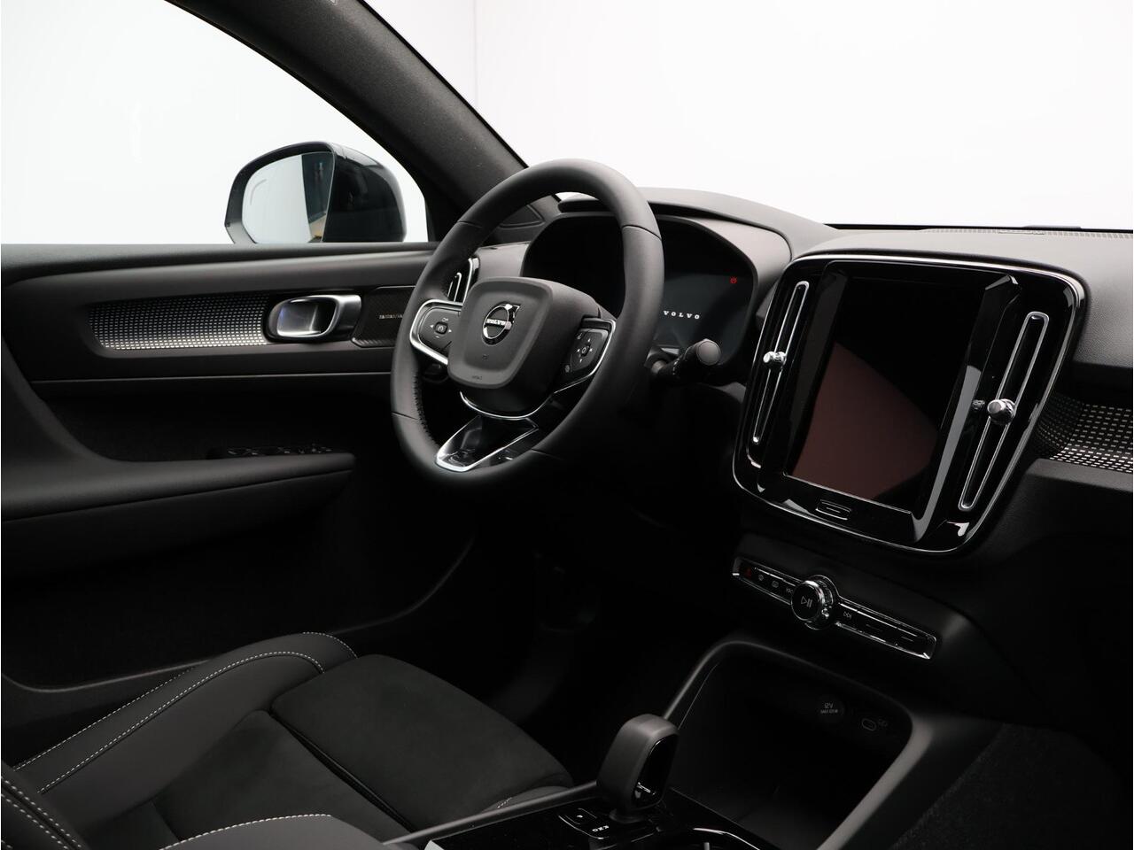 Volvo EC40 Single Motor Extended Range Plus 82 kWh / Stoel- + stuurwielverwarming / BLIS / Harman Kardon / Achteruitrijcamera / Nubuck