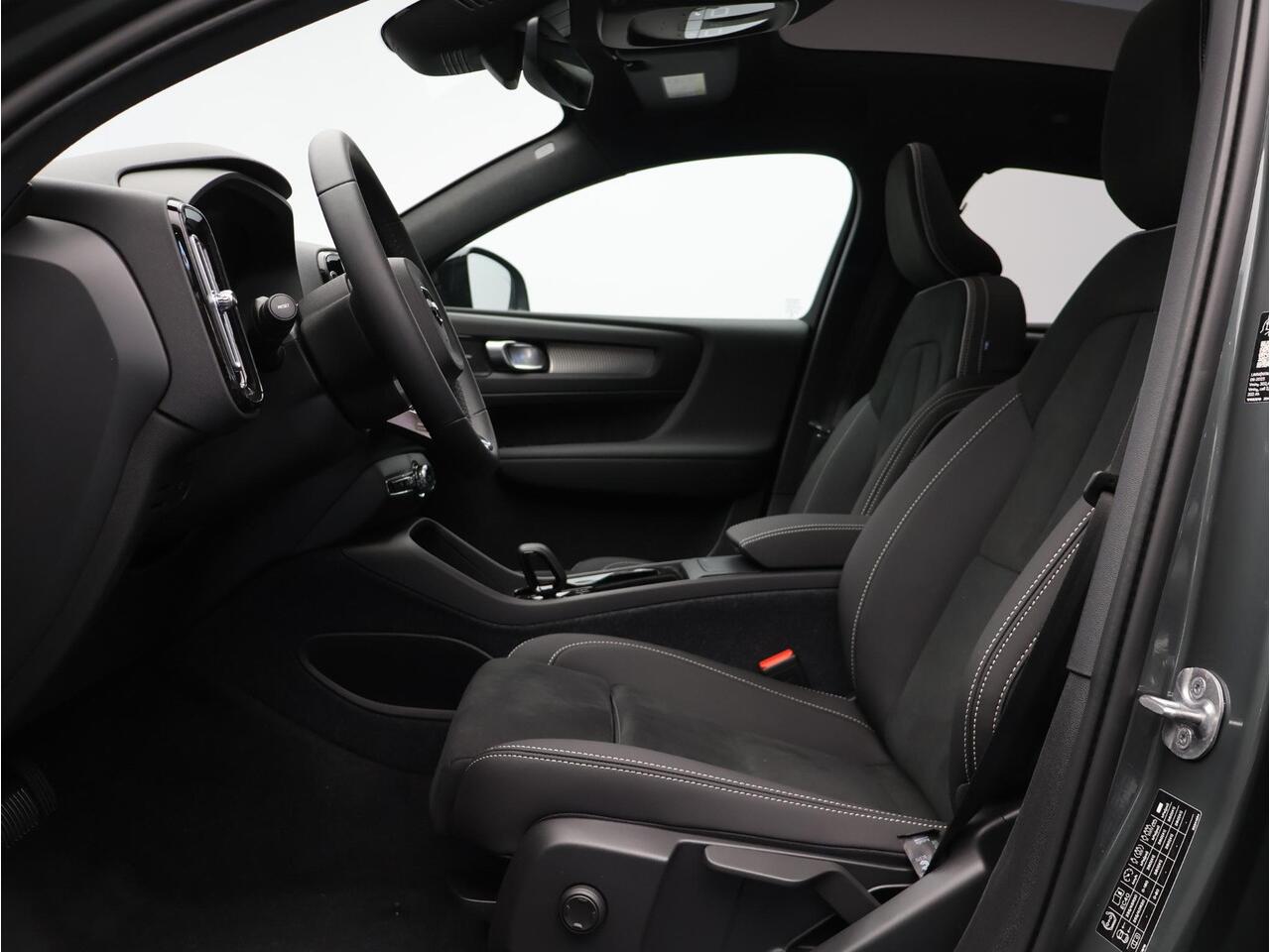 Volvo EC40 Single Motor Extended Range Plus 82 kWh / Stoel- + stuurwielverwarming / BLIS / Harman Kardon / Achteruitrijcamera / Nubuck