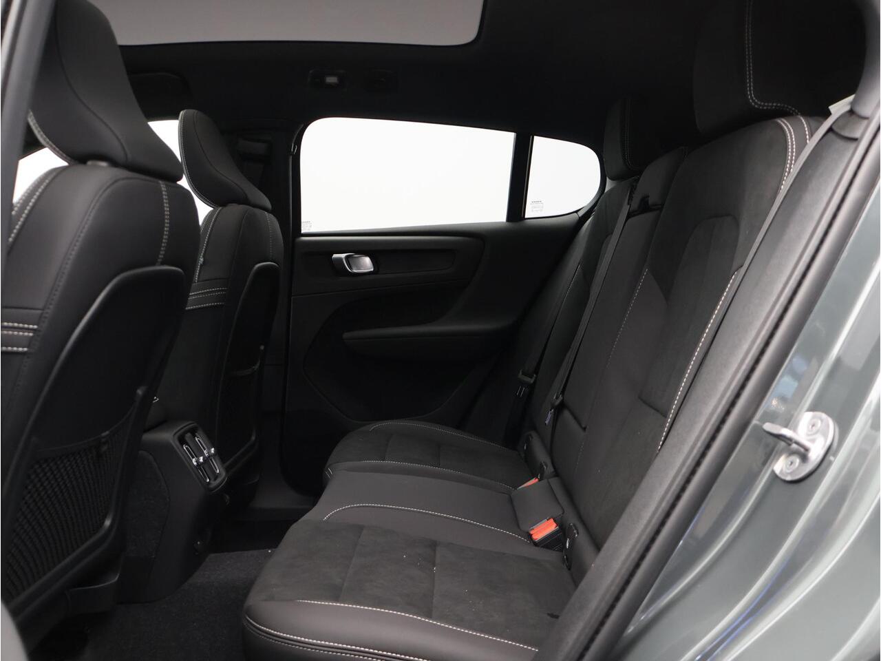 Volvo EC40 Single Motor Extended Range Plus 82 kWh / Stoel- + stuurwielverwarming / BLIS / Harman Kardon / Achteruitrijcamera / Nubuck