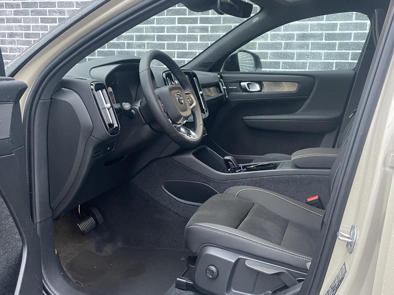 Volvo EC40 Single Motor Extended Range Plus | Google | Longe Range | Panoramadak | Keyless | Harman Kardon Audio | Elektrische Achterklep | Camera | Stoel-/Stuurverwarming | Adaptieve Cruise | Getint Glas | Luxe Bekleding | Zitverlenging | 21" Polestar LM