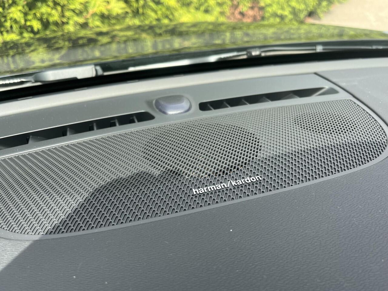 Volvo EC40 Single Motor Extended Range Ultra 82 kWh | Elektrische stoelverstelling | Trekhaak | H&K