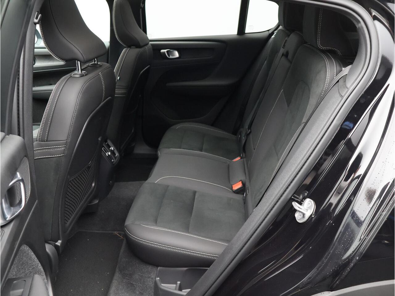 Volvo EC40 Single Motor Extended Range Ultra Black Ed. 82 kWh / Elektrische Stoelen / 360 Camera / Harman Kardon / Stoel+Stuurverwarming / Adaptive Cruise / BLIS /