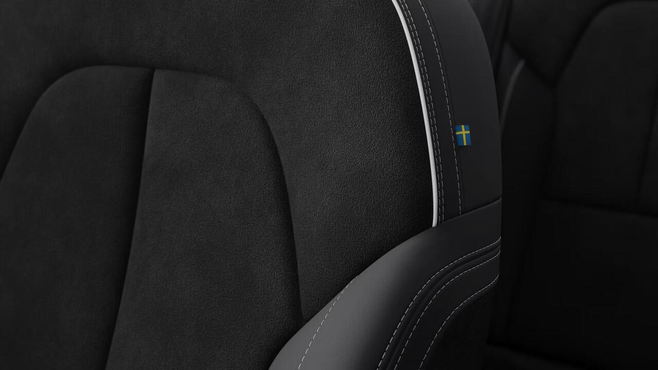 Volvo EC40 Single Motor Extended Range Ultra Black Edition | Verwacht Dec. 2025 | 360º Camera | Extra Getint Glas | Harman Kardon Premium Audio | Elektrisch Verstelbare Voorstoelen | Keyless Entry | Stoel/Stuurverwarming |