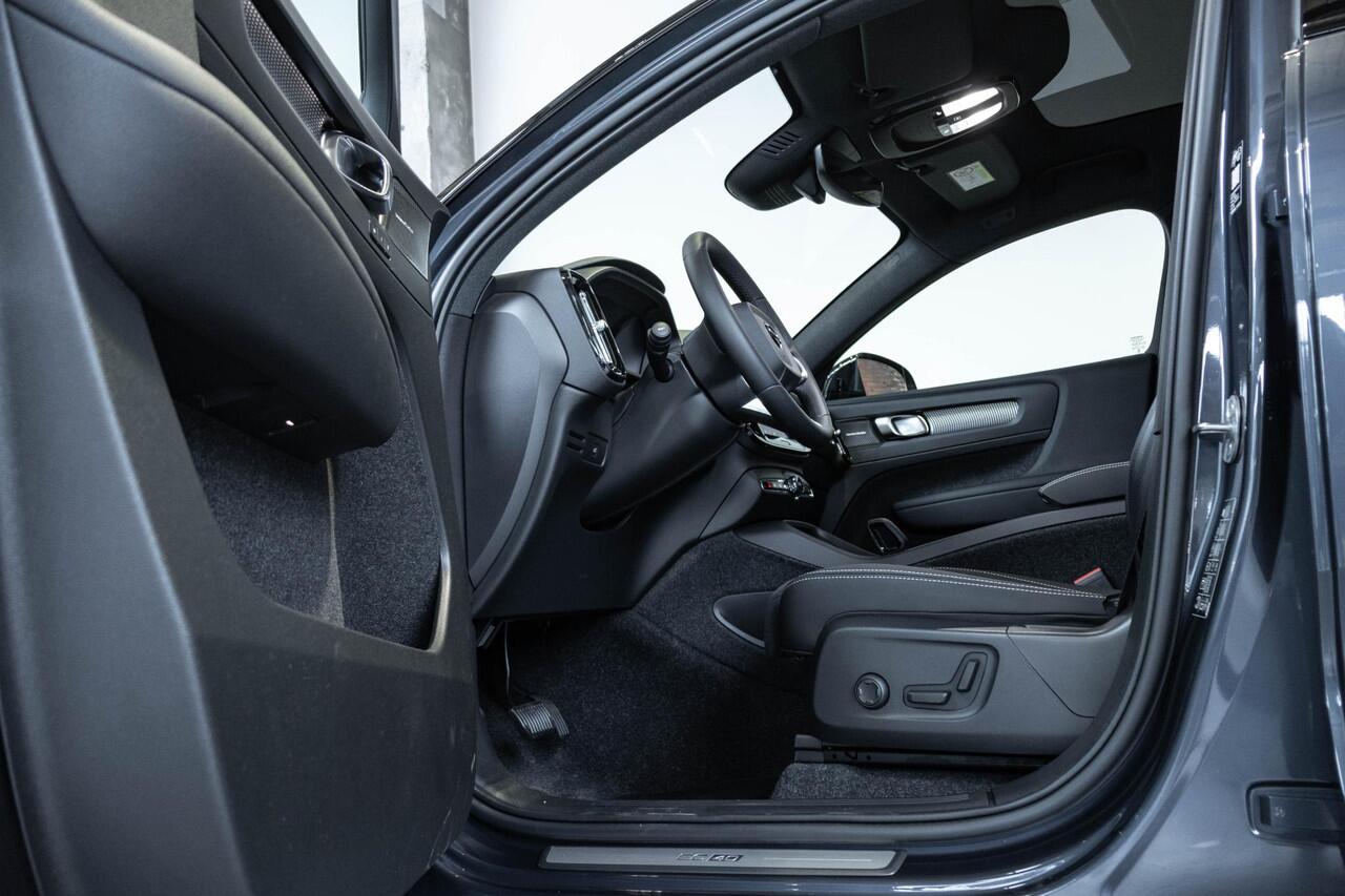 Volvo EC40 Single Motor Extended Range Ultra 82 kWh | 360° Parkeercamera | Electrische verstelbare voorstoelen | Parkeersensoren voor + achter | Stoelverwarming | Adaptive Cruise Control | Harman Kardon Premium Audio | 4-Seizoenenbanden | Google Infotainement