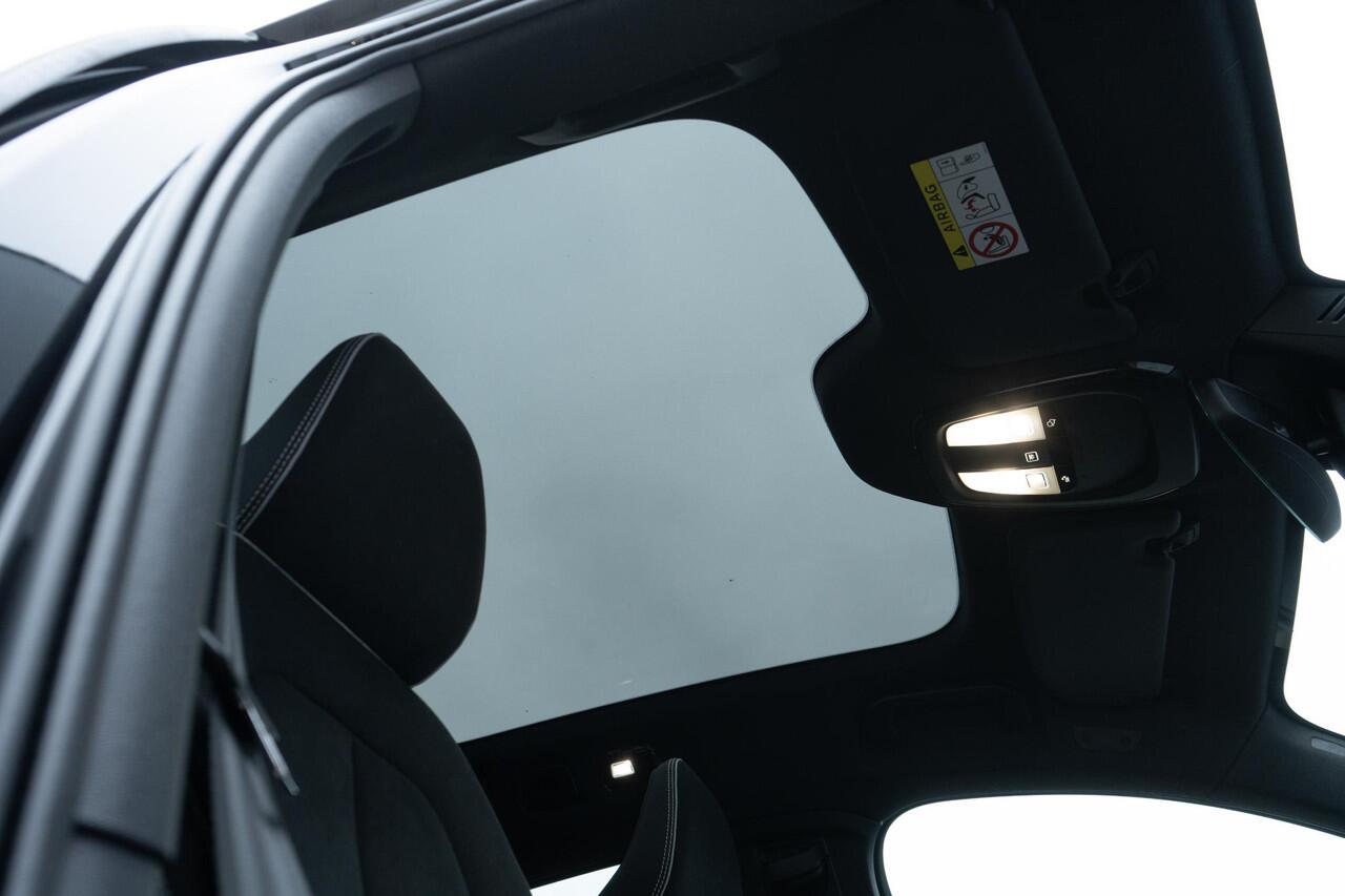 Volvo EC40 Extended Range 82 kWh Plus Black Edition | Pixel LED koplampen | 360 camera | Panoramadak | Adaptive cruise control | Stoel- en stuurwielverwarming | Harman Kardon audio | Getint glas | Warmtepomp | LED mistlampen | Google Maps navigatie |