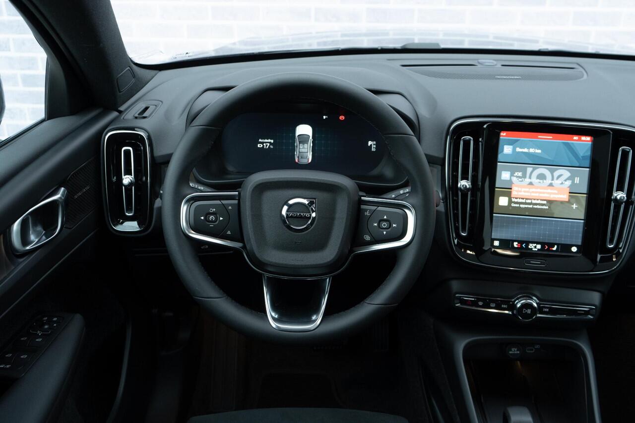 Volvo EC40 Extended Range 82 kWh Plus Black Edition | Pixel LED koplampen | 360 camera | Panoramadak | Adaptive cruise control | Stoel- en stuurwielverwarming | Harman Kardon audio | Getint glas | Warmtepomp | LED mistlampen | Google Maps navigatie |