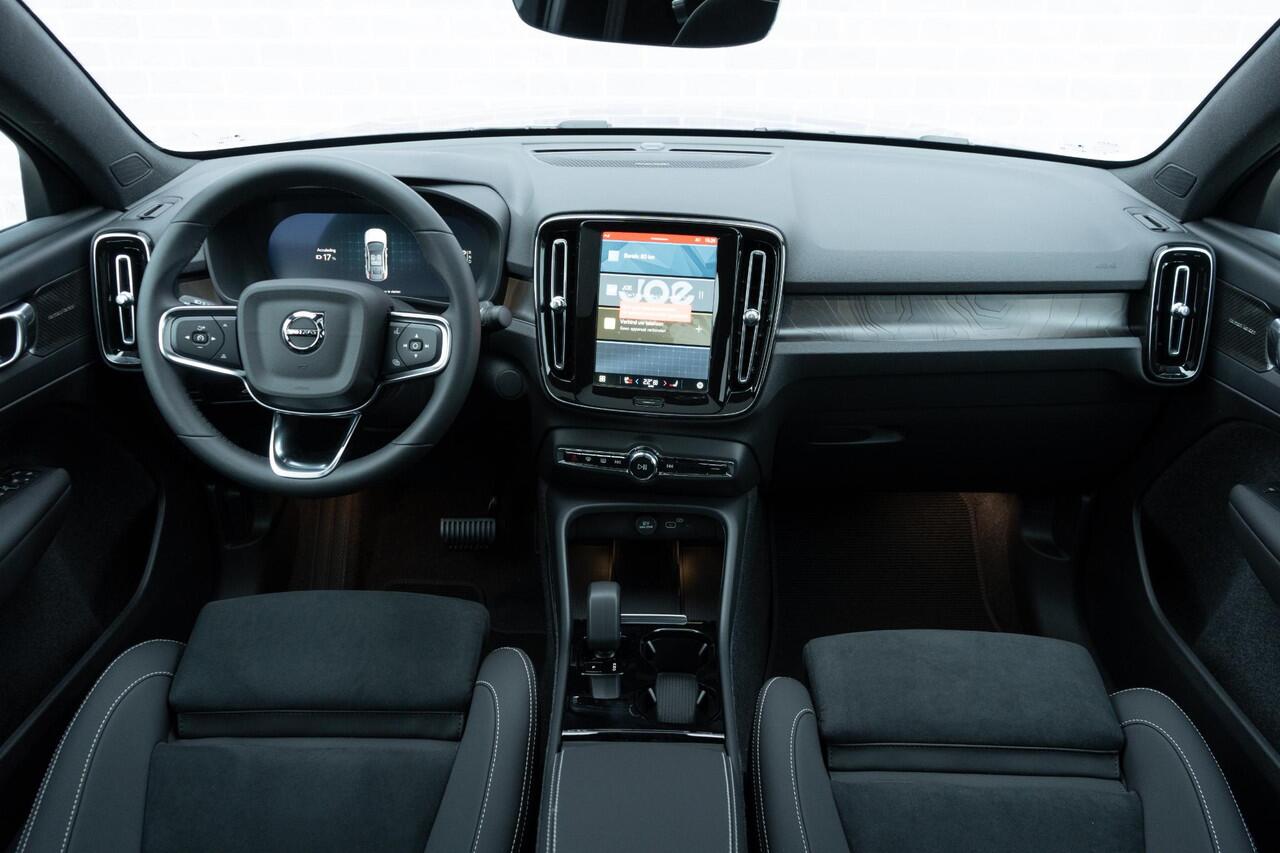 Volvo EC40 Extended Range 82 kWh Plus Black Edition | Pixel LED koplampen | 360 camera | Panoramadak | Adaptive cruise control | Stoel- en stuurwielverwarming | Harman Kardon audio | Getint glas | Warmtepomp | LED mistlampen | Google Maps navigatie |