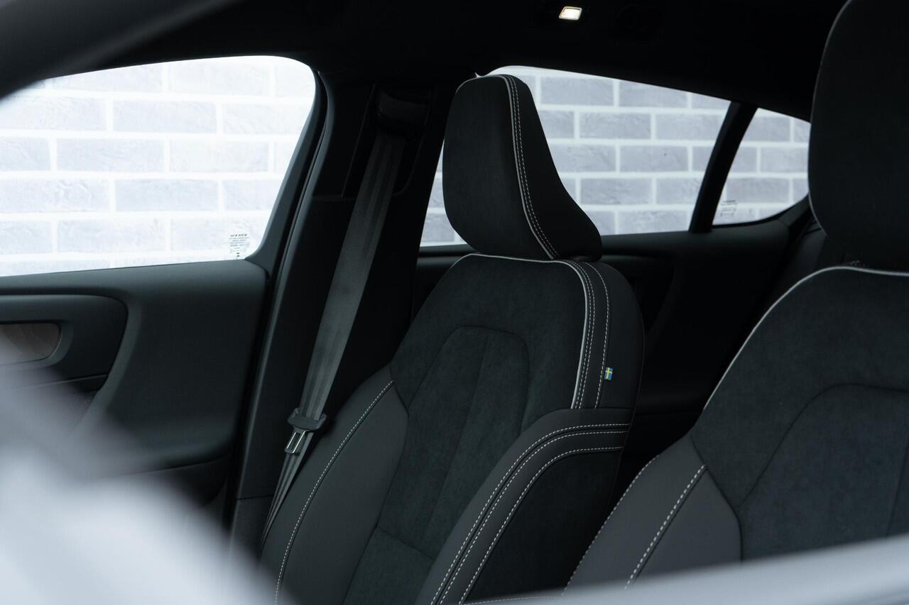 Volvo EC40 Extended Range 82 kWh Plus Black Edition | Pixel LED koplampen | 360 camera | Panoramadak | Adaptive cruise control | Stoel- en stuurwielverwarming | Harman Kardon audio | Getint glas | Warmtepomp | LED mistlampen | Google Maps navigatie |