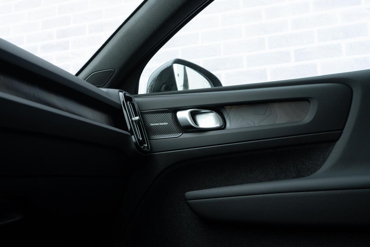 Volvo EC40 Extended Range 82 kWh Plus Black Edition | Pixel LED koplampen | 360 camera | Panoramadak | Adaptive cruise control | Stoel- en stuurwielverwarming | Harman Kardon audio | Getint glas | Warmtepomp | LED mistlampen | Google Maps navigatie |