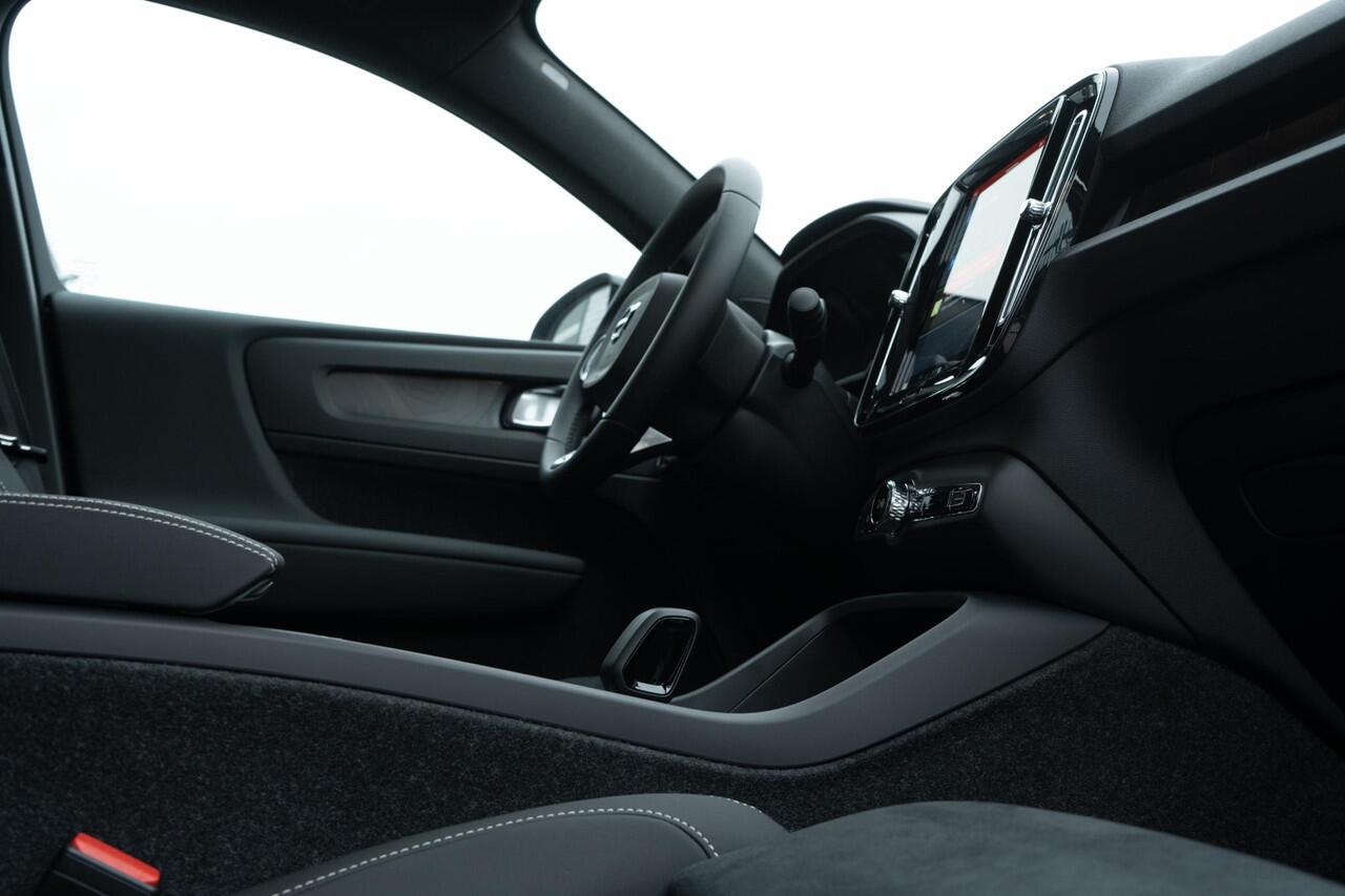 Volvo EC40 Extended Range 82 kWh Plus Black Edition | Pixel LED koplampen | 360 camera | Panoramadak | Adaptive cruise control | Stoel- en stuurwielverwarming | Harman Kardon audio | Getint glas | Warmtepomp | LED mistlampen | Google Maps navigatie |