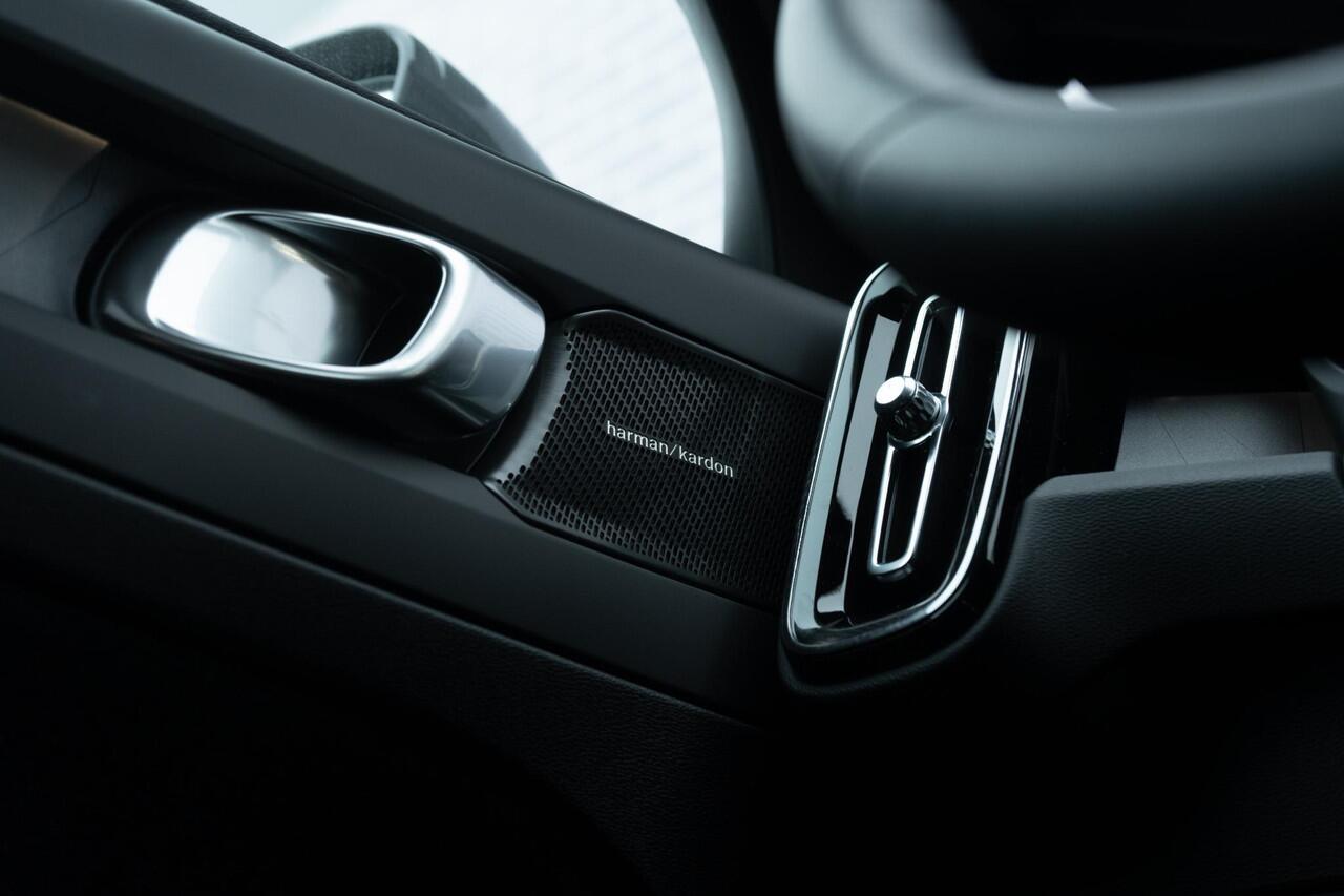 Volvo EC40 Extended Range 82 kWh Plus Black Edition | Pixel LED koplampen | 360 camera | Panoramadak | Adaptive cruise control | Stoel- en stuurwielverwarming | Harman Kardon audio | Getint glas | Warmtepomp | LED mistlampen | Google Maps navigatie |