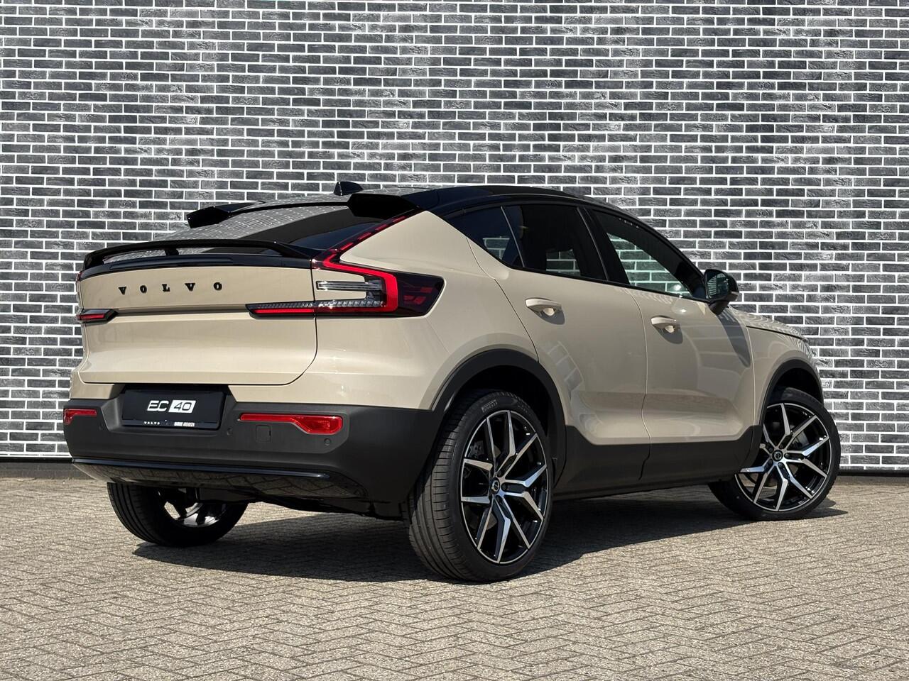 Volvo EC40 Single Motor Extended Range 82 kWh Plus | Google | Long Range | Panoramadak | Keyless | Harman Kardon Audio | Elektrische Achterklep | Camera | Stoel-/Stuurverwarming | Adaptieve Cruise | Getint Glas | Luxe Bekleding | Zitverlenging | 21" Polestar LM
