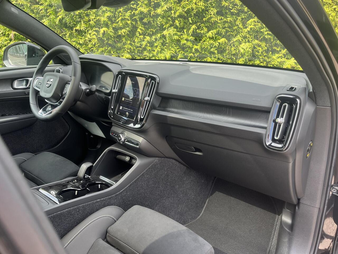 Volvo EC40 Single Motor Extended Range Ultra 82 kWh | Elektrische stoelverstelling | Trekhaak | H&K