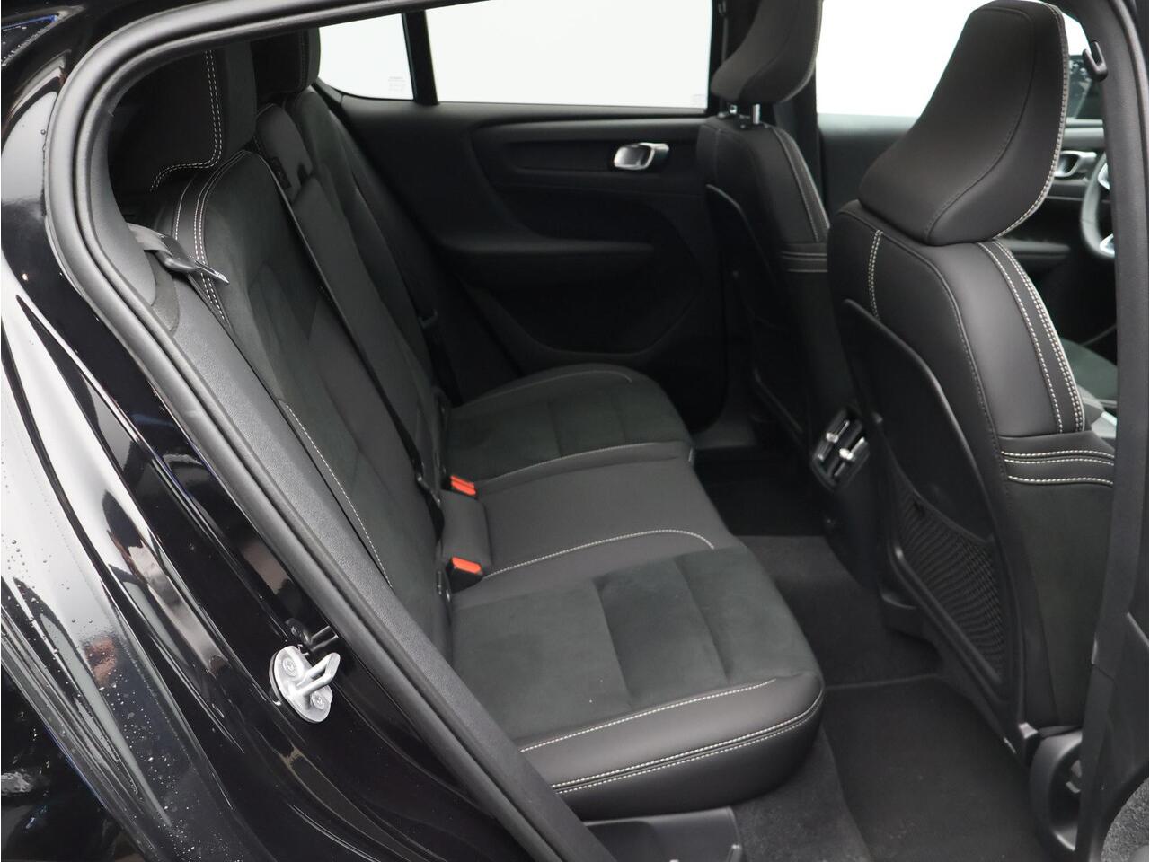 Volvo EC40 Single Motor Extended Range Ultra Black Ed. 82 kWh / Elektrische Stoelen / 360 Camera / Harman Kardon / Stoel+Stuurverwarming / Adaptive Cruise / BLIS /