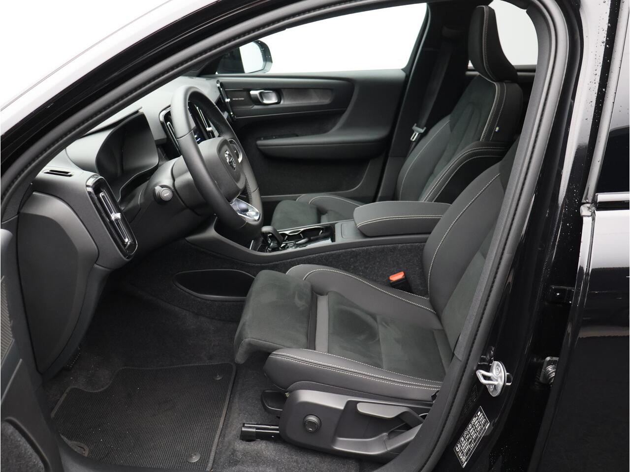 Volvo EC40 Single Motor Extended Range Ultra Black Ed. 82 kWh / Elektrische Stoelen / 360 Camera / Harman Kardon / Stoel+Stuurverwarming / Adaptive Cruise / BLIS /