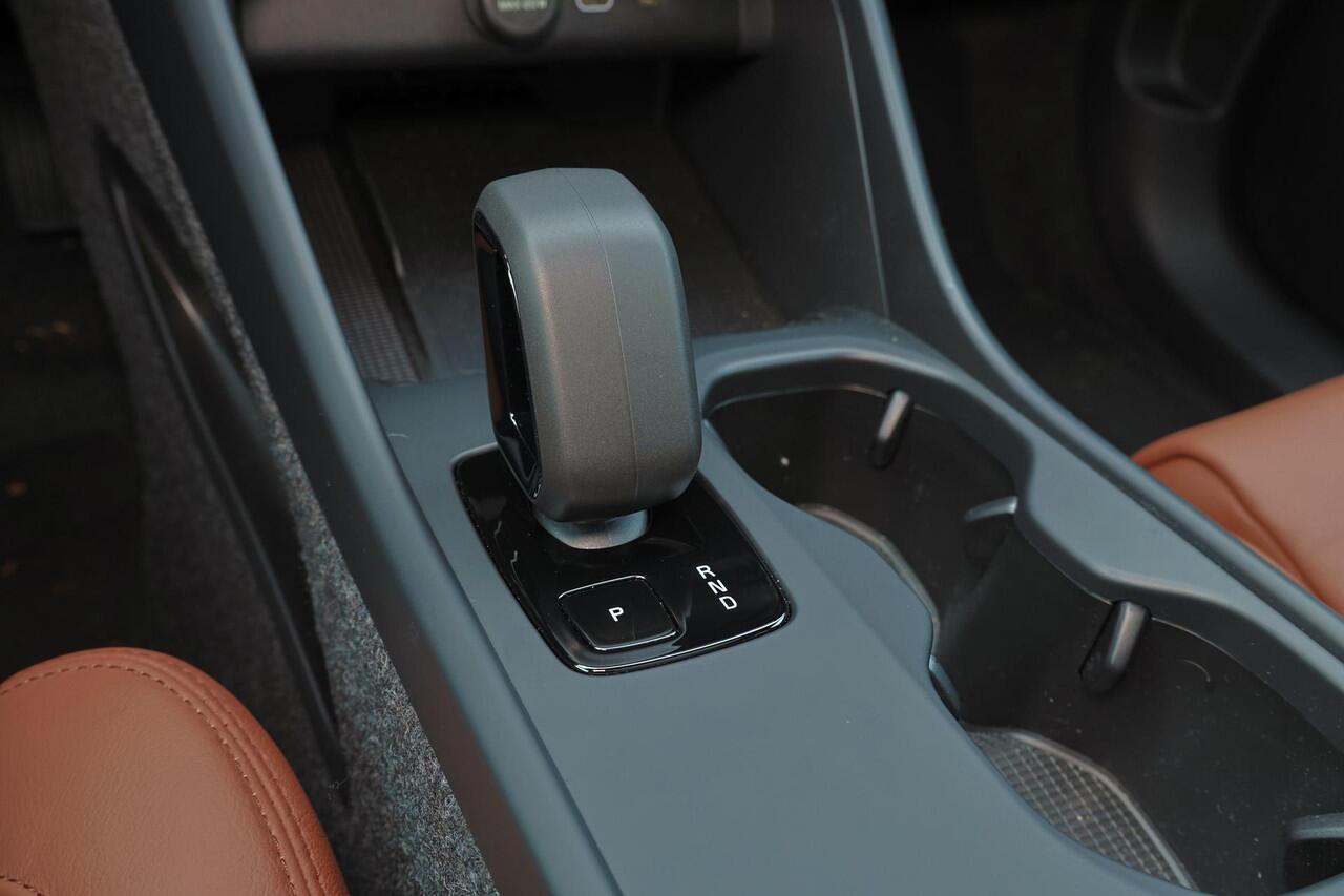 Volvo EC40 Single Motor Extended Range Plus Black Ed. 82 kWh - Panoramadak - IntelliSafe Assist & Surround - Parkeercamera achter - Verwarmde voorstoelen & stuur - Parkeersensoren voor & achter - Getint glas - Draadloze tel. lader - Warmtepomp - 22' LMV - Lederen be