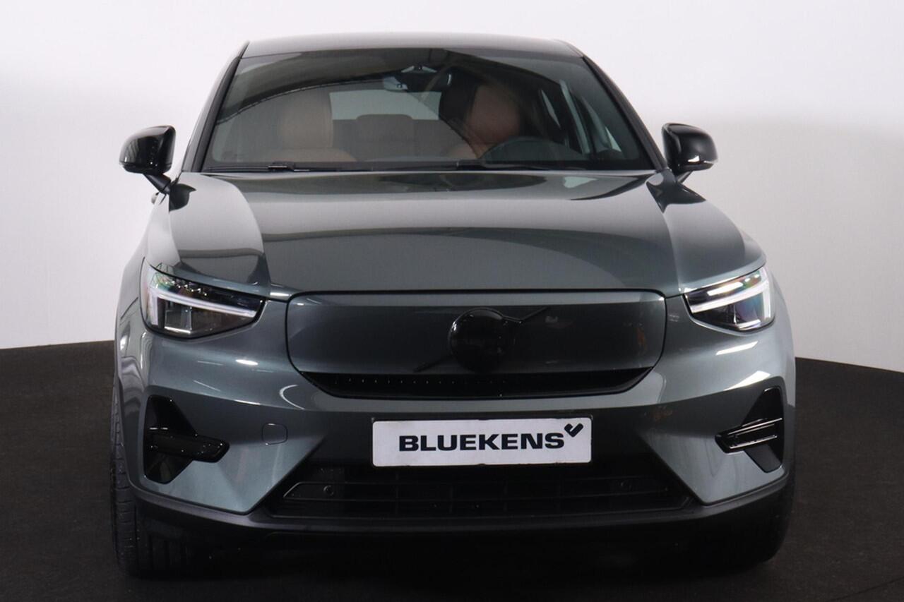 Volvo EC40 Single Motor Extended Range Plus Black Ed. 82 kWh - Panoramadak - IntelliSafe Assist & Surround - Parkeercamera achter - Verwarmde voorstoelen & stuur - Parkeersensoren voor & achter - Getint glas - Draadloze tel. lader - Warmtepomp - 22' LMV - Lederen be