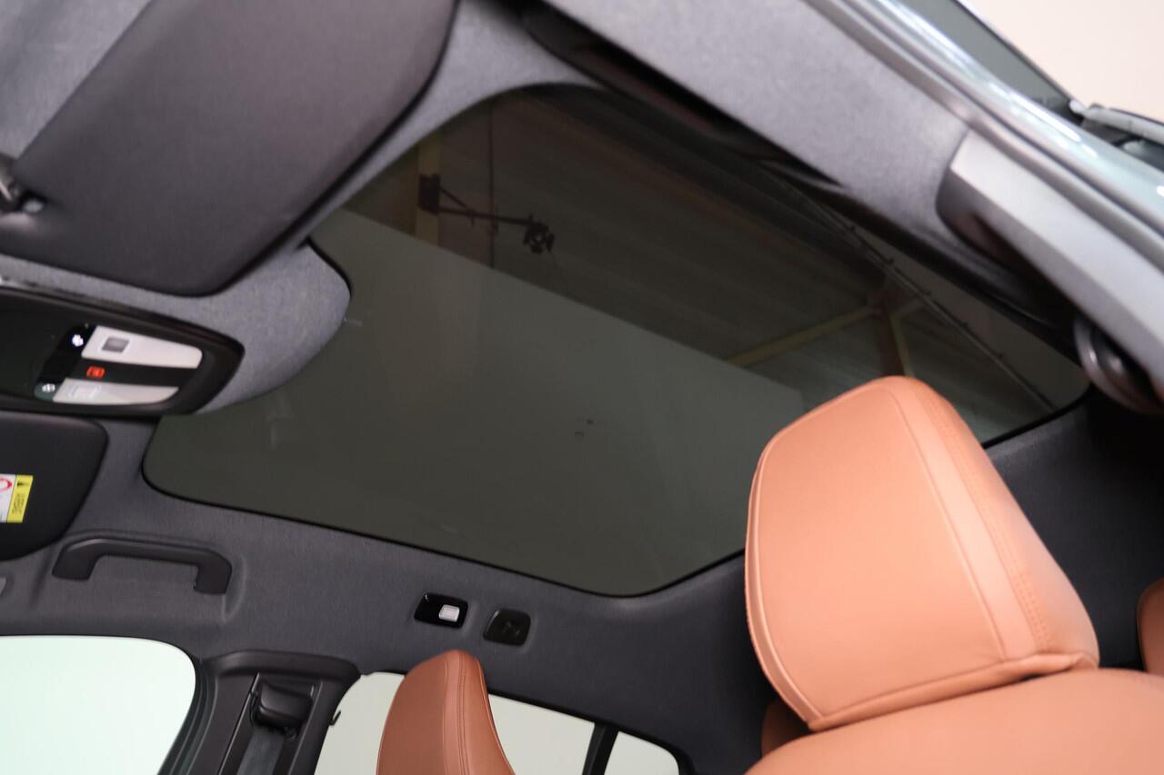 Volvo EC40 Single Motor Extended Range Plus Black Ed. 82 kWh - Panoramadak - IntelliSafe Assist & Surround - Parkeercamera achter - Verwarmde voorstoelen & stuur - Parkeersensoren voor & achter - Getint glas - Draadloze tel. lader - Warmtepomp - 22' LMV - Lederen be