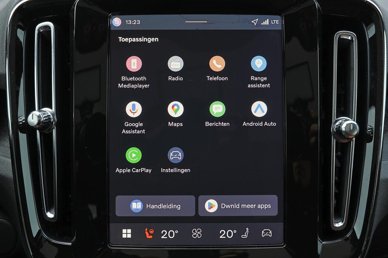 Volvo EC40 Single Motor Extended Range Plus Black Ed. 82 kWh - Panoramadak - IntelliSafe Assist & Surround - Parkeercamera achter - Verwarmde voorstoelen & stuur - Parkeersensoren voor & achter - Getint glas - Draadloze tel. lader - Warmtepomp - 22' LMV - Lederen be