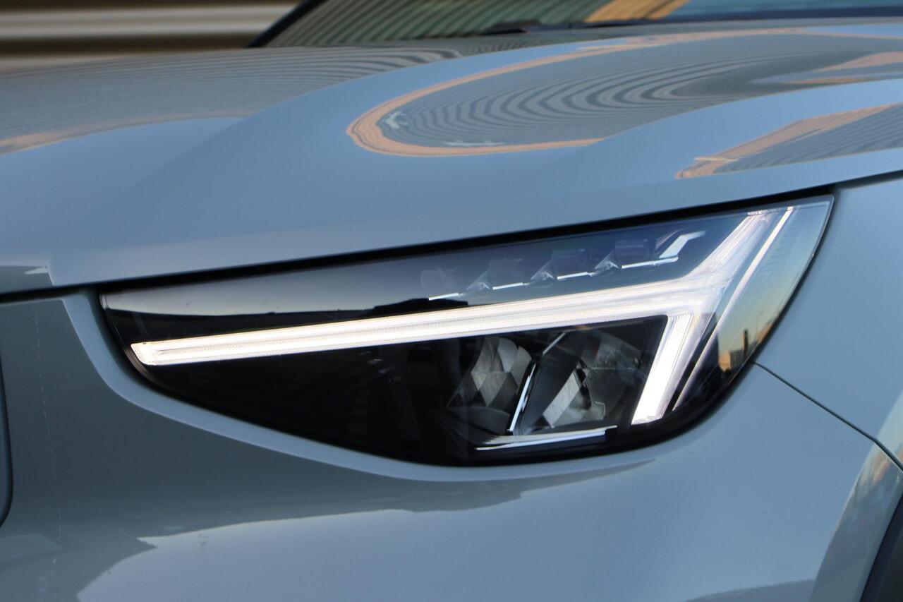 Volvo EC40 Single Motor Extended Range Plus 82 kWh | Memory stoelen | Pilot assist | Panoramadak