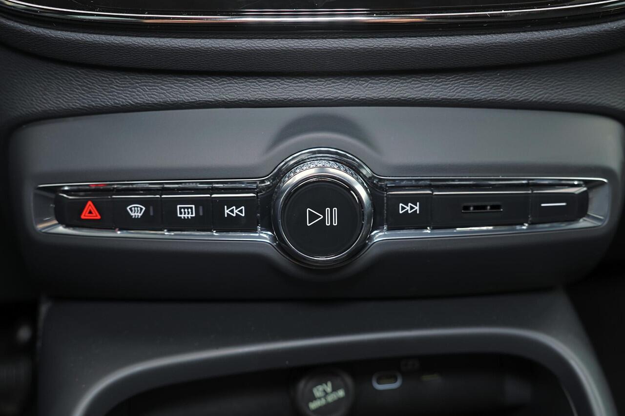 Volvo EC40 Single Motor Extended Range Plus Black Ed. 82 kWh Panoramadak - IntelliSafe Assist & Surround - Harman/Kardon audio - 360º Camera - Verwarmde voorstoelen & stuur - Parkeersensoren voor & achter - Draadloze tel. lader - Warmtepomp - 20' LMV