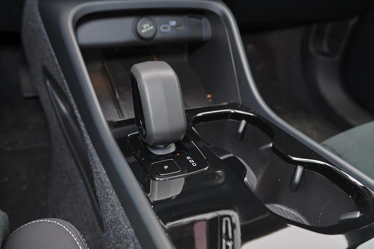 Volvo EC40 Single Motor Extended Range Plus Black Ed. 82 kWh Panoramadak - IntelliSafe Assist & Surround - Harman/Kardon audio - 360º Camera - Verwarmde voorstoelen & stuur - Parkeersensoren voor & achter - Draadloze tel. lader - Warmtepomp - 20' LMV