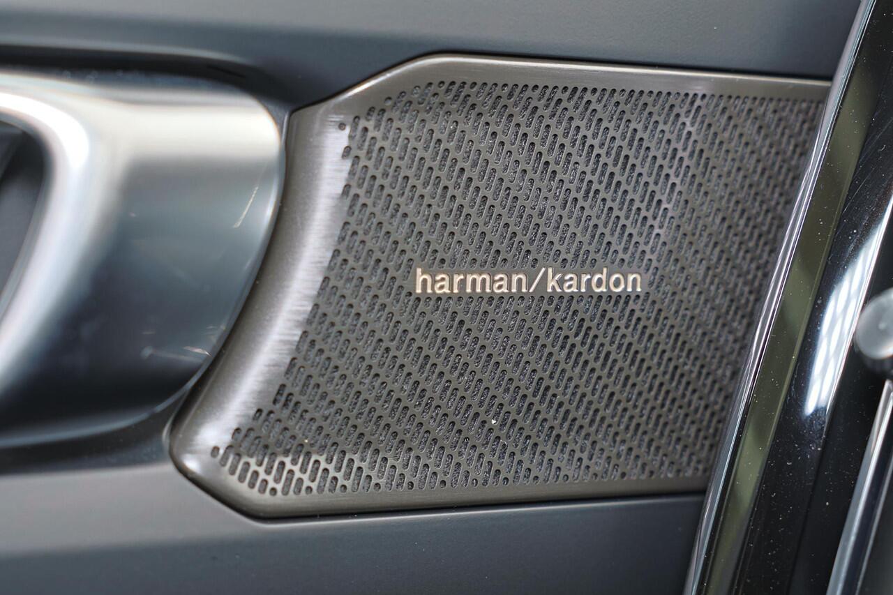 Volvo EC40 Single Motor Extended Range Plus Black Ed. 82 kWh Panoramadak - IntelliSafe Assist & Surround - Harman/Kardon audio - 360º Camera - Verwarmde voorstoelen & stuur - Parkeersensoren voor & achter - Draadloze tel. lader - Warmtepomp - 20' LMV