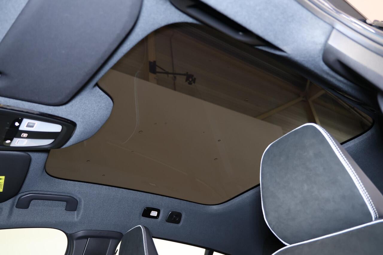 Volvo EC40 Single Motor Extended Range Plus Black Ed. 82 kWh Panoramadak - IntelliSafe Assist & Surround - Harman/Kardon audio - 360º Camera - Verwarmde voorstoelen & stuur - Parkeersensoren voor & achter - Draadloze tel. lader - Warmtepomp - 20' LMV
