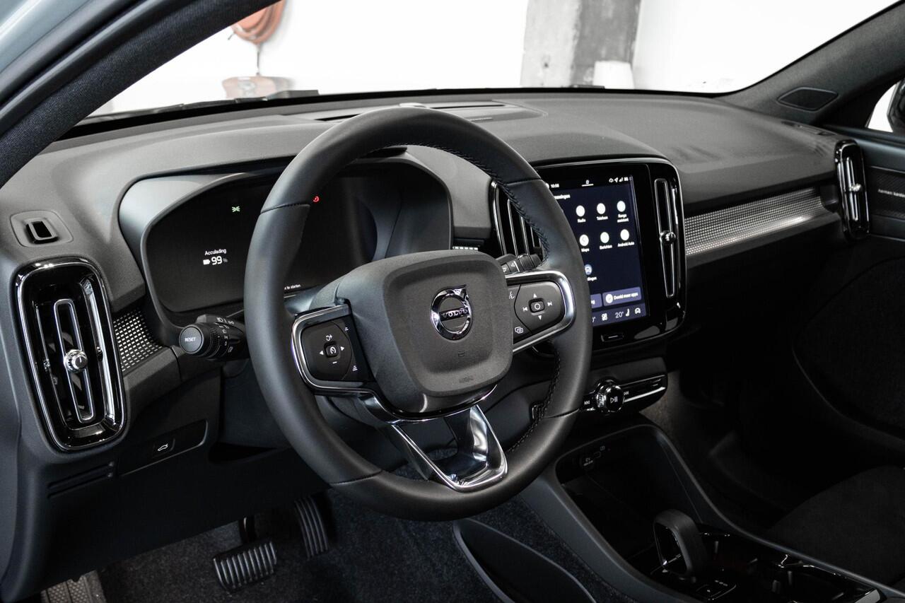 Volvo EC40 Single Motor Extended Range Ultra Black Edition | Demo Deal | Panoramadak | Verwarmbare voorstoelen&stuurwiel | 360º Camera | Premium Audio by Harman Kardon | Elektrisch Verstelbare Voorstoelen | Keyless Entry | Apple carplay/Android auto | Warmtepomp