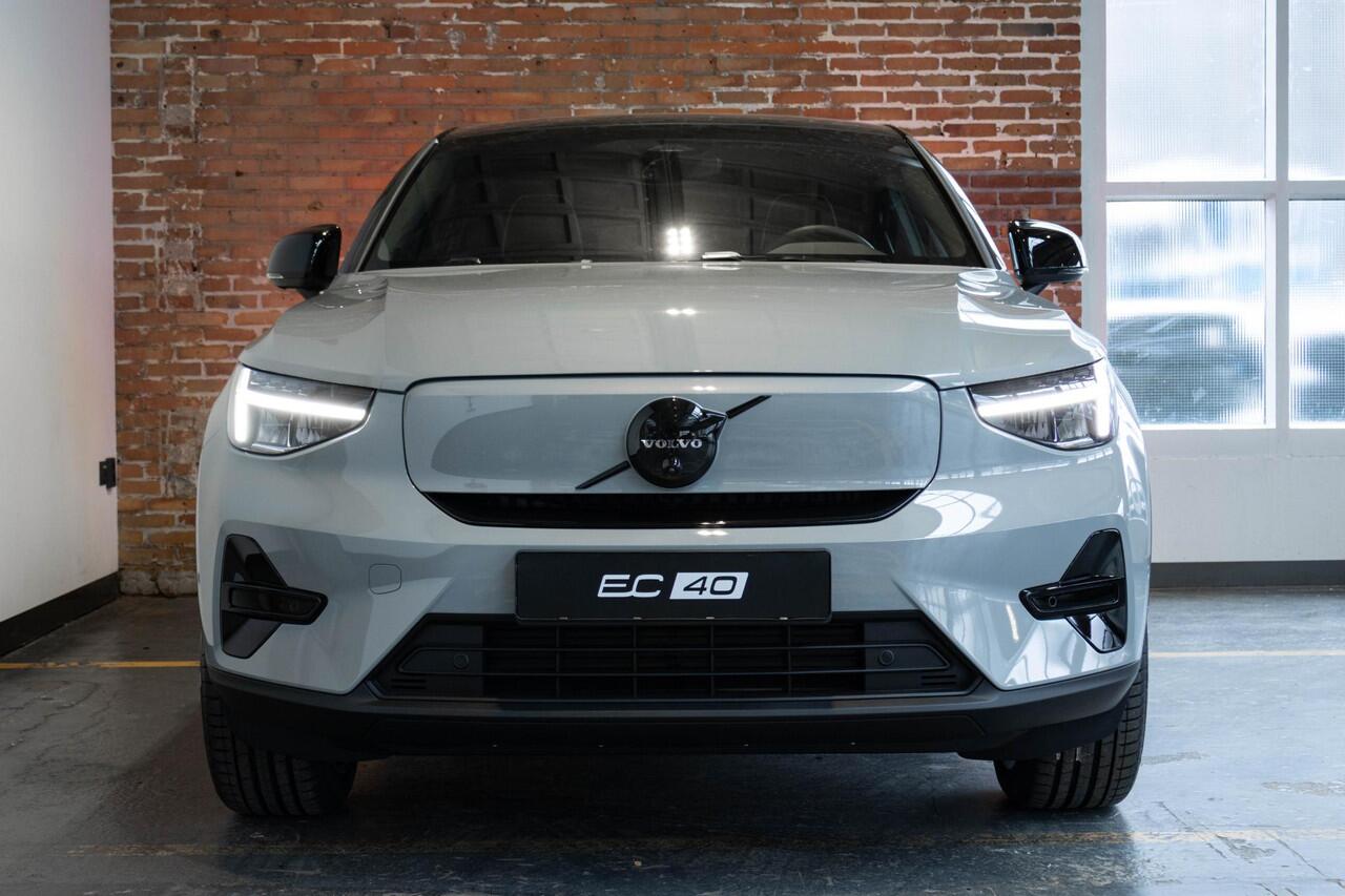 Volvo EC40 Single Motor Extended Range Ultra Black Edition | Demo Deal | Panoramadak | Verwarmbare voorstoelen&stuurwiel | 360º Camera | Premium Audio by Harman Kardon | Elektrisch Verstelbare Voorstoelen | Keyless Entry | Apple carplay/Android auto | Warmtepomp