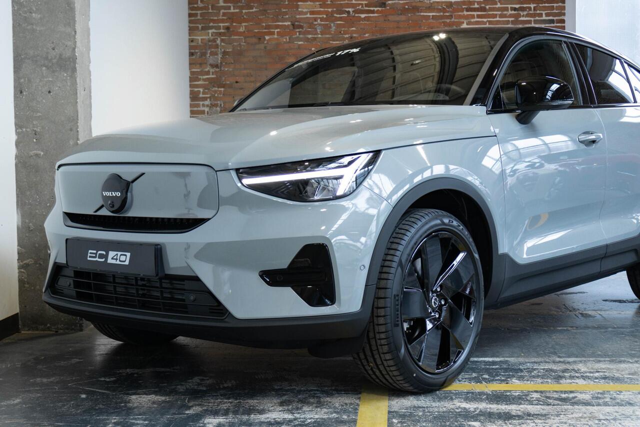 Volvo EC40 Single Motor Extended Range Ultra Black Edition | Demo Deal | Panoramadak | Verwarmbare voorstoelen&stuurwiel | 360º Camera | Premium Audio by Harman Kardon | Elektrisch Verstelbare Voorstoelen | Keyless Entry | Apple carplay/Android auto | Warmtepomp