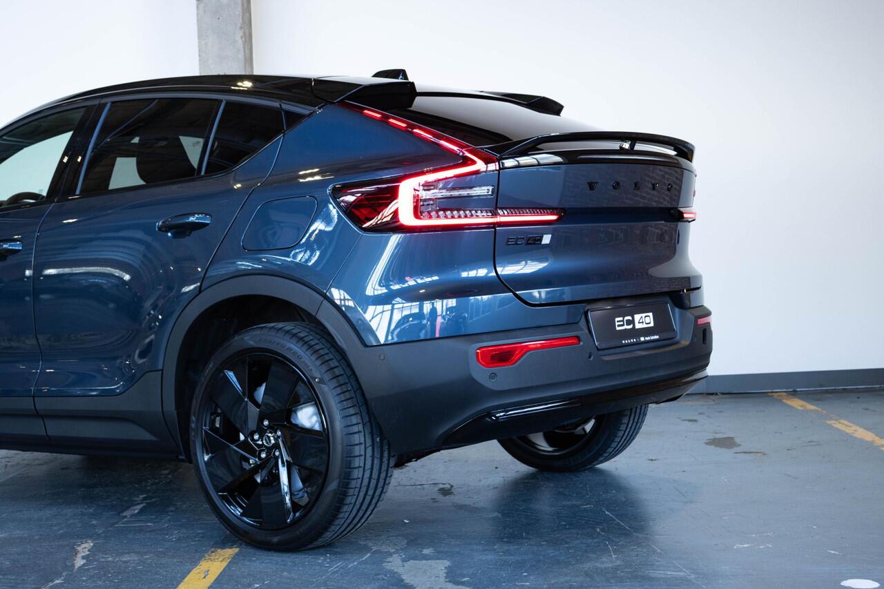 Volvo EC40 Single Motor Extended Range Plus Black Edition | Demo Deal | Panoramadak | Verwarmbare voorstoelen&stuurwiel | 360º Camera | Premium audio by Harman Kardon | Keyless Entry/Start | Warmtepomp | 20 inch lichtmetalen velgen