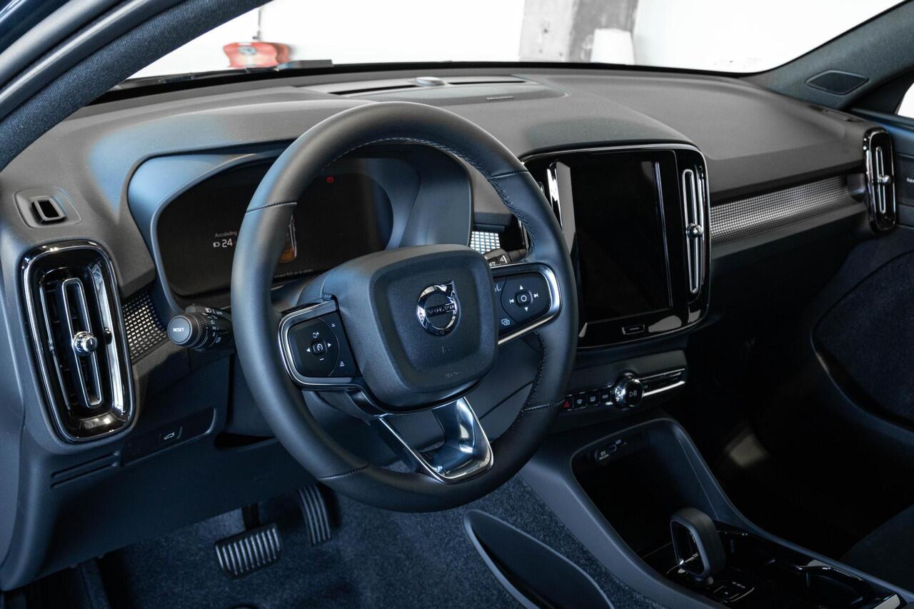 Volvo EC40 Single Motor Extended Range Plus Black Edition | Demo Deal | Panoramadak | Verwarmbare voorstoelen&stuurwiel | 360º Camera | Premium audio by Harman Kardon | Keyless Entry/Start | Warmtepomp | 20 inch lichtmetalen velgen