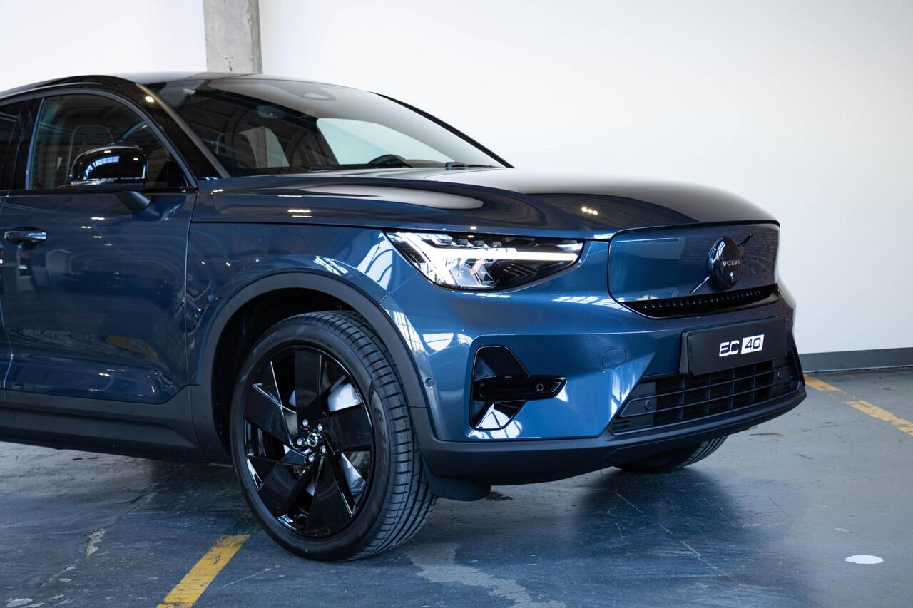 Volvo EC40 Single Motor Extended Range Plus Black Edition | Demo Deal | Panoramadak | Verwarmbare voorstoelen&stuurwiel | 360º Camera | Premium audio by Harman Kardon | Keyless Entry/Start | Warmtepomp | 20 inch lichtmetalen velgen