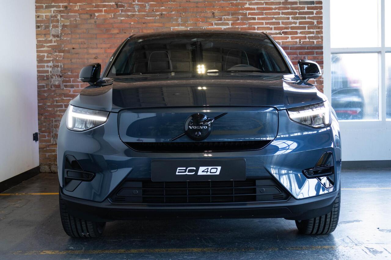 Volvo EC40 Single Motor Extended Range Plus Black Edition | Demo Deal | Panoramadak | Verwarmbare voorstoelen&stuurwiel | 360º Camera | Premium audio by Harman Kardon | Keyless Entry/Start | Warmtepomp | 20 inch lichtmetalen velgen