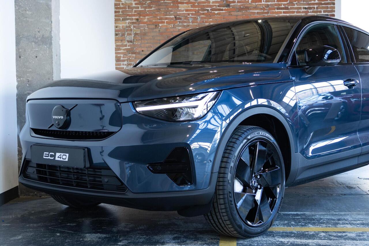 Volvo EC40 Single Motor Extended Range Plus Black Edition | Demo Deal | Panoramadak | Verwarmbare voorstoelen&stuurwiel | 360º Camera | Premium audio by Harman Kardon | Keyless Entry/Start | Warmtepomp | 20 inch lichtmetalen velgen