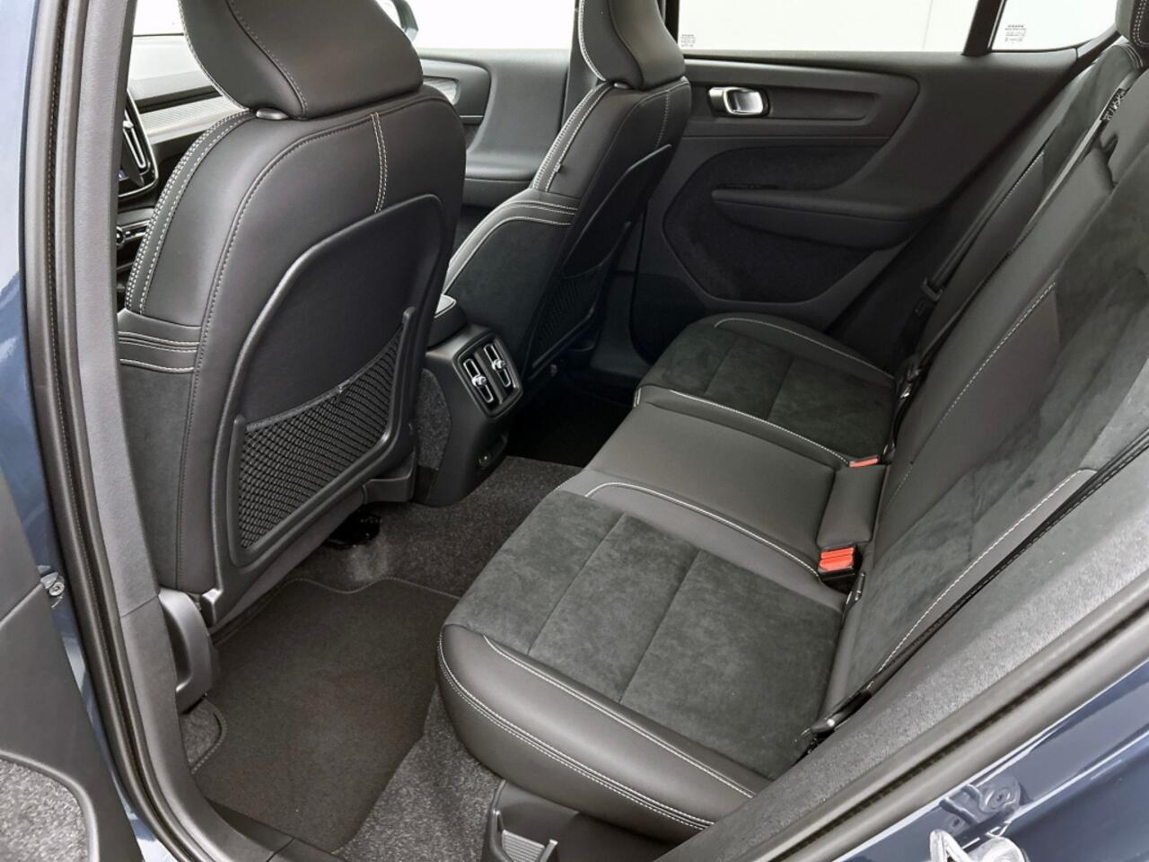 Volvo EC40 EC40 Plus Dark | Nieuw | Voorraad | Denim Blue | Microtech bekl