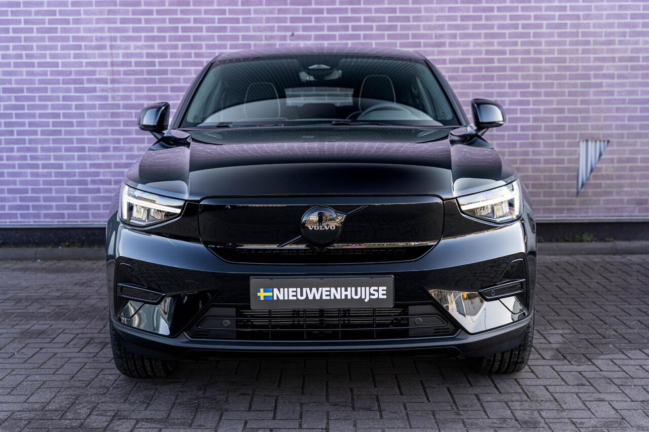 Volvo EC40 Single Motor Ext. Range Plus Bl. Ed. Europa 82 kWh | Long Range | Google | Getint Glas | Adaptieve Cruise Control | Dodehoekdetectie | Panoramadak | Elek. Stoelen | Memory | Warmtepomp | Stoelverwarming Voor + Achter | Zitverlenging | 20" LM