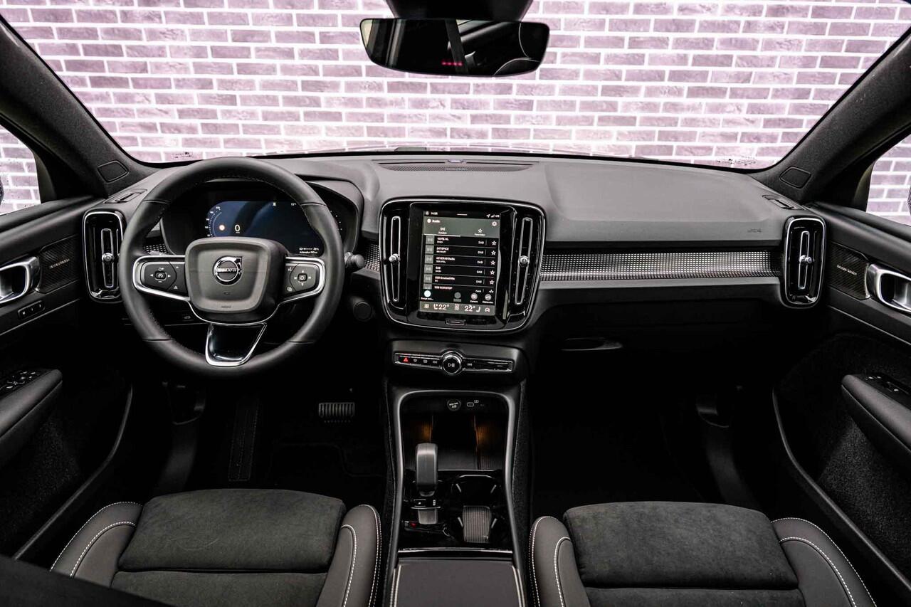 Volvo EC40 Single Motor Extended Range Ultra Black Edition Europa | Adaptive Cruise Control | BLIS | Panoramadak | Harman / Kardon | Nubuck | 360 Camera | 20" | Memory | Elektrische Stoelen | Stoelverwarming voor & achter | Stuuverwarming |