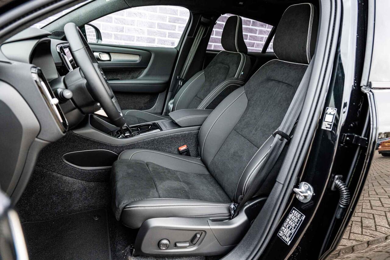 Volvo EC40 Single Motor Extended Range Ultra Black Edition Europa | Adaptive Cruise Control | BLIS | Panoramadak | Harman / Kardon | Nubuck | 360 Camera | 20" | Memory | Elektrische Stoelen | Stoelverwarming voor & achter | Stuuverwarming |