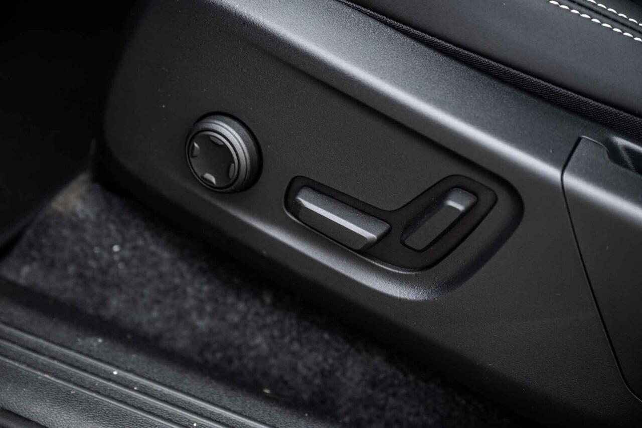 Volvo EC40 Single Motor Extended Range Ultra Black Edition Europa | Adaptive Cruise Control | BLIS | Panoramadak | Harman / Kardon | Nubuck | 360 Camera | 20" | Memory | Elektrische Stoelen | Stoelverwarming voor & achter | Stuuverwarming |