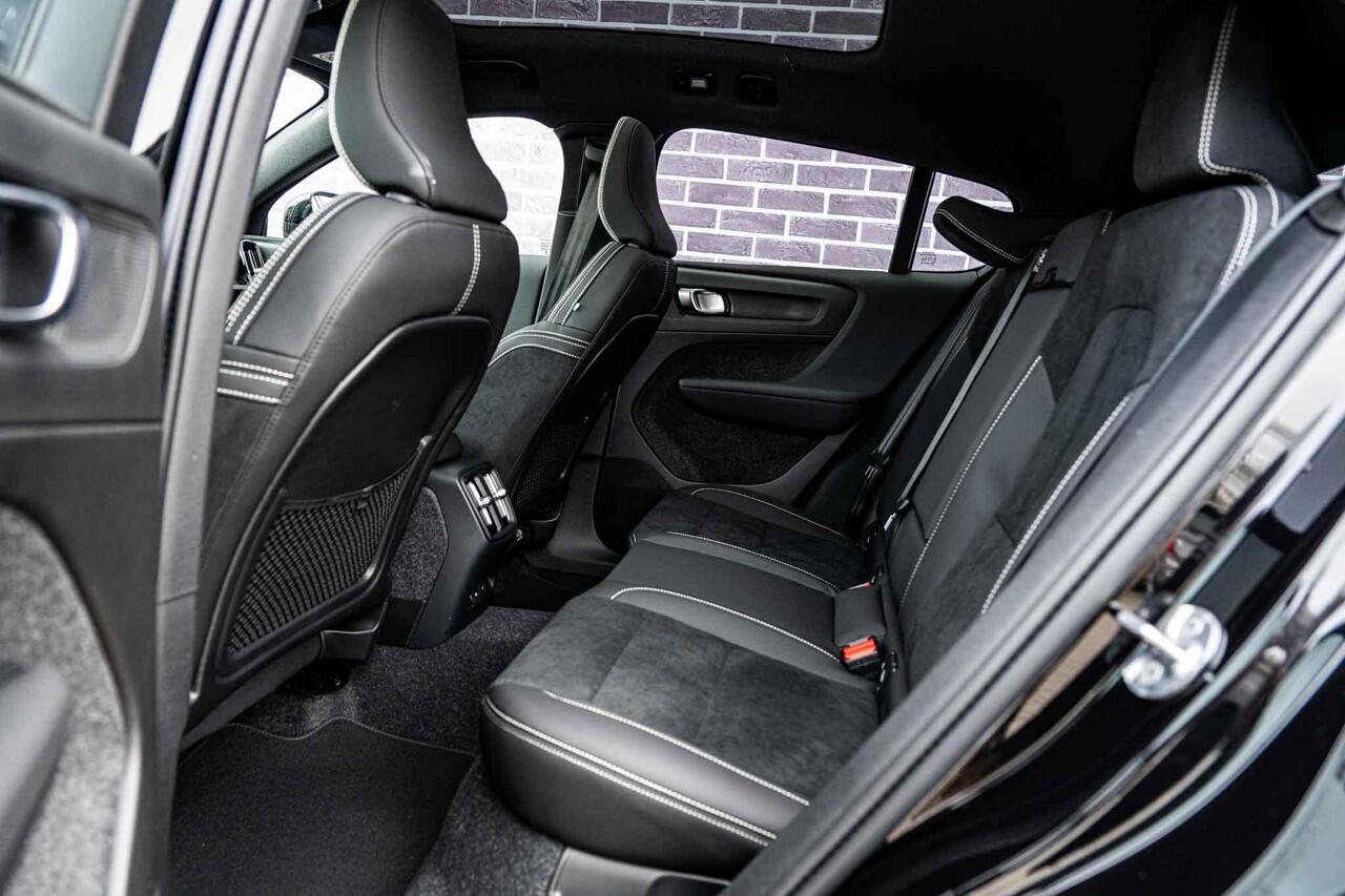 Volvo EC40 Single Motor Extended Range Ultra Black Edition Europa | Adaptive Cruise Control | BLIS | Panoramadak | Harman / Kardon | Nubuck | 360 Camera | 20" | Memory | Elektrische Stoelen | Stoelverwarming voor & achter | Stuuverwarming |