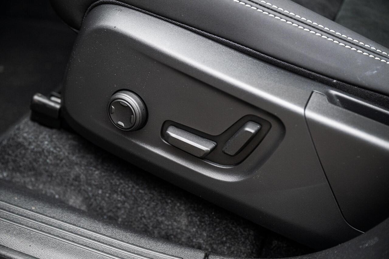 Volvo EC40 Single Motor Extended Range Plus Black Edtion Europa | Elektrische Stoelen | Stoel en Stuurverwarming | Panoramadak | Harman Kardon | Keyless Entry |