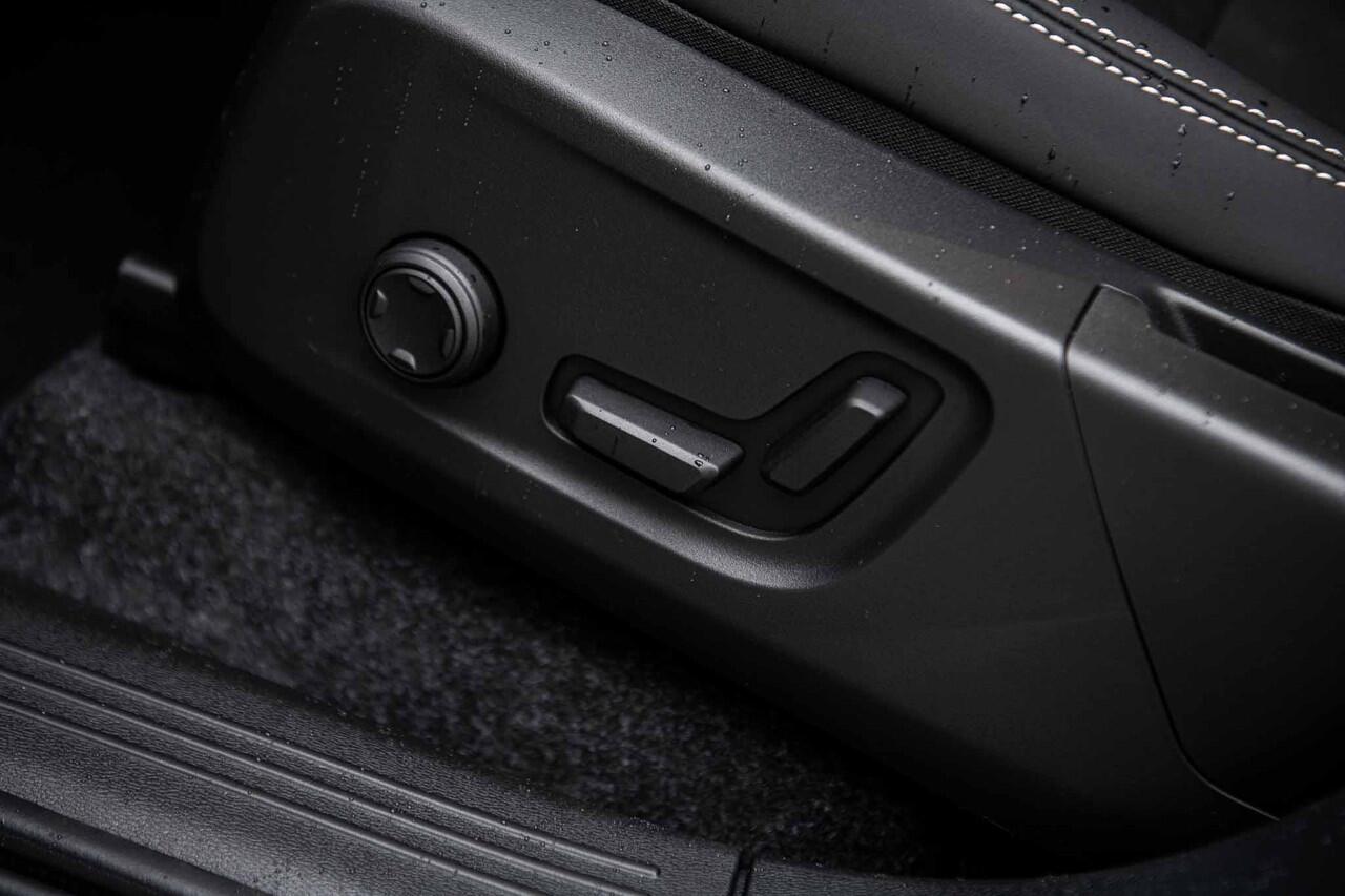 Volvo EC40 Single Motor Extended Range Ultra Black Edition Europa | | Harman Kardon | 20" | Panoramadak | Donker Glas | Power Seats |