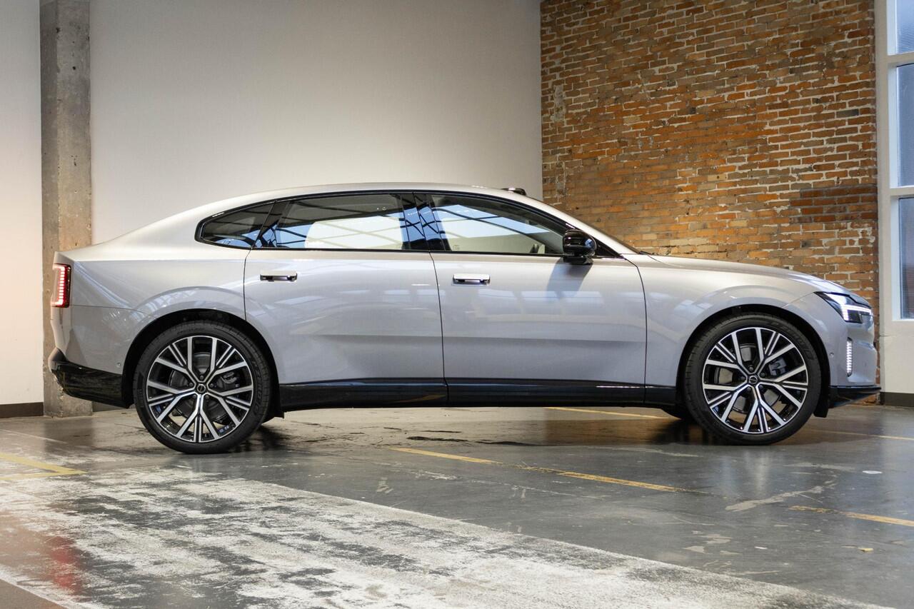 Volvo ES90 Single Motor Ext. R. Ultra Launch Edition 92 kWh | Luchtvering | Elektrochromatisch panoramadak | Geventileerde voor- en achterstoelen | Premium audio by Bowers & Wilkins | Pilot assist | 22 inch. lichtmetalen velgen | Stoel- /stuurwielverwarming | Verwar